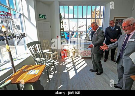 Il Principe di Galles incontra il personale come egli apre il nuovo Whitehaven foyer, una carità partnership che offre alloggi e servizi di sostegno ai giovani locali in alloggiamento necessario durante una visita di Whitehaven in Cumbria. Foto Stock