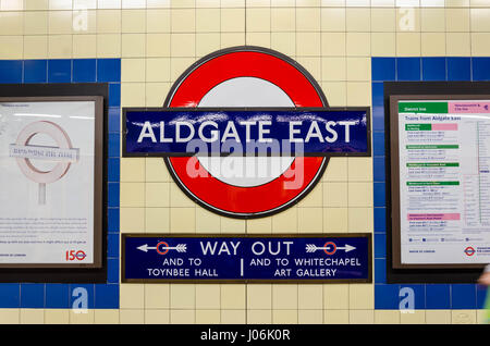 Un segno sulla parete informa i passeggeri che sono in corrispondenza di Aldgate East London metropolitana stazione ferroviaria. Foto Stock