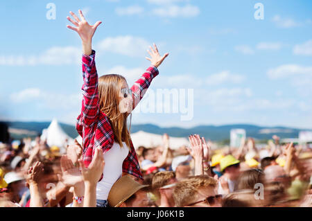Gli adolescenti al festival musicale estivo che si diverte Foto Stock