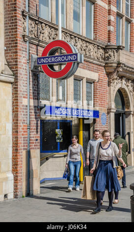 Un ingresso / uscita dalla fermata della metropolitana Aldgate East London. Foto Stock
