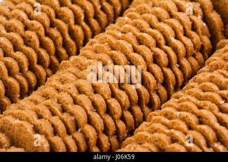 Sfondo di cibo - basso angolo di visione closeup di forma rotonda marrone zucchero biscotti disposti in righe Foto Stock