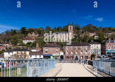 Ironbridge visto dal ponte di ferro, Shropshire, Inghilterra, Regno Unito Foto Stock