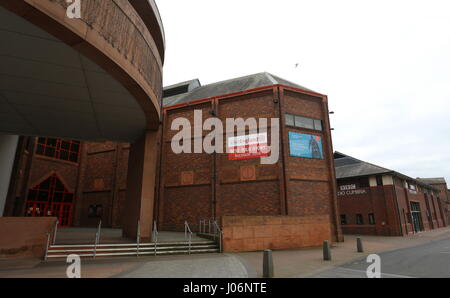 Esterno del Tullie House Museum Carlisle Cumbria Regno Unito Aprile 2017 Foto Stock