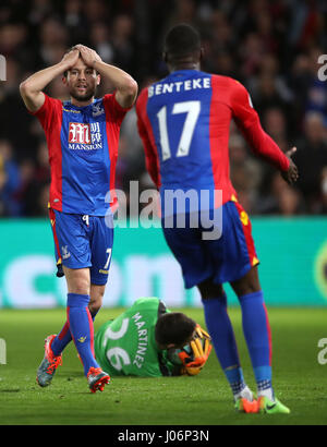 Il palazzo di cristallo di Yohan Cabaye reagisce dopo aver visto il suo tiro salvato dall'Arsenal portiere Emiliano Martinez durante il match di Premier League a Selhurst Park, Londra. Foto Stock