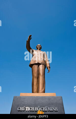 Chiudere verticale di Ho Chi Minh statua in vecchio a Saigon, Vietnam. Foto Stock