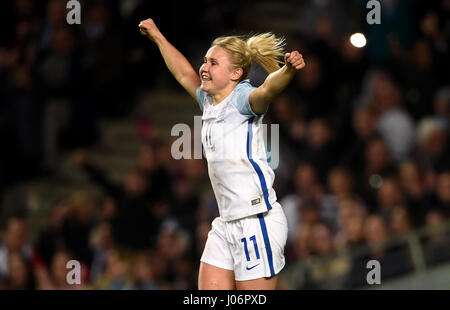 L'Inghilterra del Isobel Christiansen celebra segnando il suo lato il terzo obiettivo del gioco durante la International amichevole a Stadium mk, Milton Keynes. Foto Stock