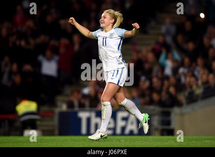 L'Inghilterra del Isobel Christiansen celebra segnando il suo lato il terzo obiettivo del gioco durante la International amichevole a Stadium mk, Milton Keynes. Foto Stock