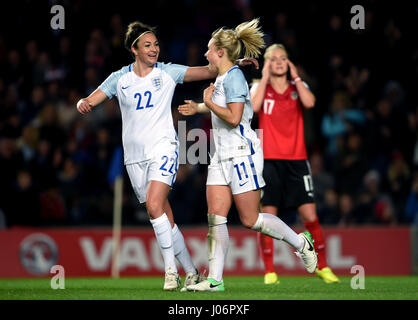 L'Inghilterra del Isobel Christiansen celebra segnando il suo lato il terzo obiettivo del gioco con Jodie Taylor (sinistra) durante la International amichevole a Stadium mk, Milton Keynes. Foto Stock