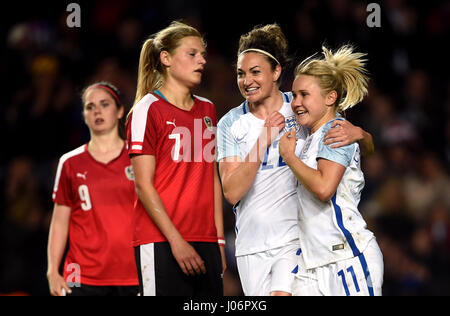 L'Inghilterra del Isobel Christiansen celebra segnando il suo lato il terzo obiettivo del gioco con Jodie Taylor (sinistra) durante la International amichevole a Stadium mk, Milton Keynes. Foto Stock