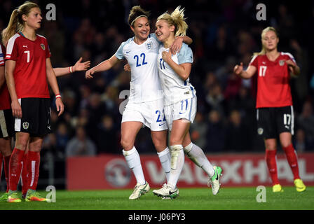 L'Inghilterra del Isobel Christiansen celebra segnando il suo lato il terzo obiettivo del gioco con Jodie Taylor (sinistra) durante la International amichevole a Stadium mk, Milton Keynes. Foto Stock