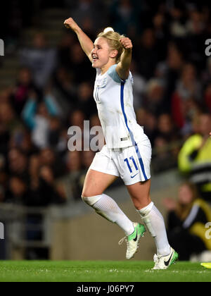 L'Inghilterra del Isobel Christiansen celebra segnando il suo lato il terzo obiettivo del gioco durante la International amichevole a Stadium mk, Milton Keynes. Foto Stock