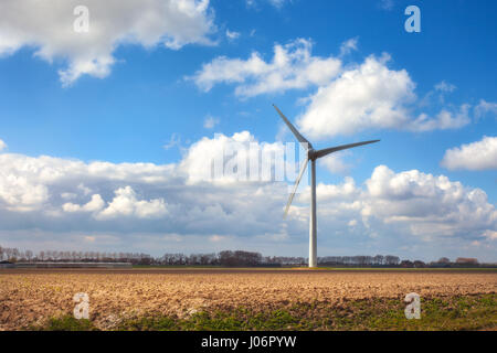 Turbine eoliche che generano elettricità. Mulini a vento per la produzione di energia elettrica. Paesaggio con mulini a vento di generare energia sul campo e colorata b Foto Stock