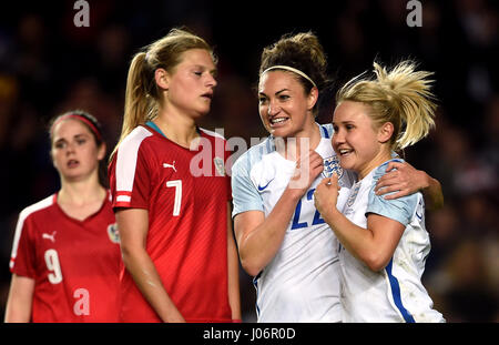 L'inglese Isobel Christiansen celebra il terzo obiettivo del gioco con Jodie Taylor (a sinistra) durante la partita internazionale amichevole allo stadio mk, Milton Keynes. PREMERE ASSOCIAZIONE foto. Data immagine: Lunedì 10 aprile 2017. Vedi PA storia CALCIO Inghilterra Donne. Il credito fotografico dovrebbe essere: Joe Giddens/PA Wire. Foto Stock