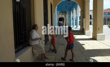 Nonna cubano con i suoi nipoti a l'Avana Vecchia Foto Stock