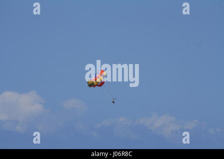 Il parasailing, sport estremi, sport acquatici Foto Stock