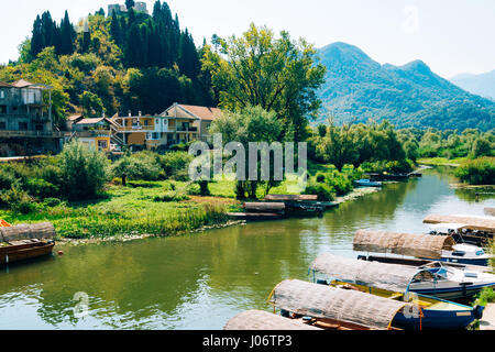 Barche da pesca nella Baia di Kotor Foto Stock