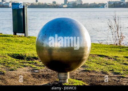 Sfera riflettente nel parco Foto Stock