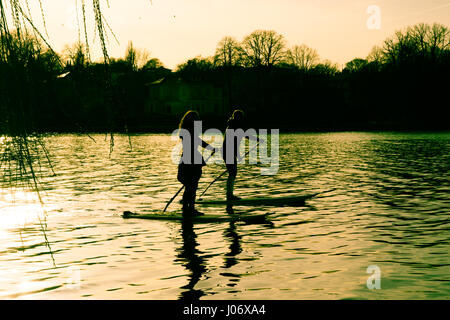 Persone paddling in Hamburg Alster Foto Stock