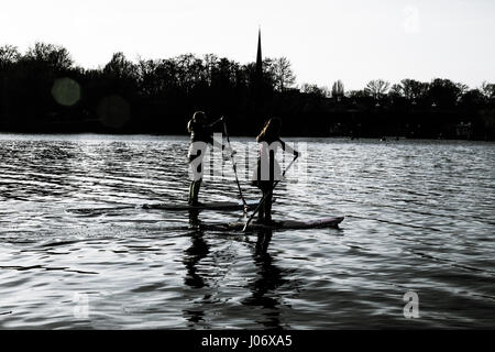 Persone paddling in Hamburg Alster Foto Stock