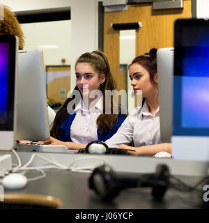 Due studentesse di lavorare sul computer insieme a scuola. Foto Stock