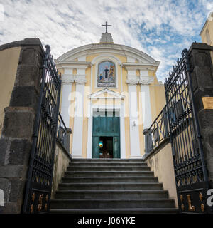 Una scalinata che conduce alla parte anteriore di una chiesa, Campania, Italia Foto Stock