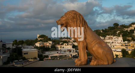 Lion statua in città, Casamicciola Terme di Ischia Island, Campania, Italia Foto Stock
