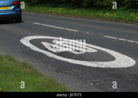 Guida auto passato 40mph limite di velocità su dipinta su un unico carrello carreggiata Newtownabbey Regno Unito Foto Stock