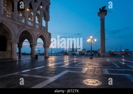 Il Palazzo del Doge e Chiesa di San Giorgio Maggiore di prima mattina a Venezia, Italia Foto Stock