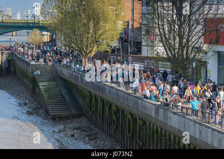 Visitatori godendo la molla meteo a Bankside su 8 aprile 2017 a Londra, Regno Unito Foto Stock