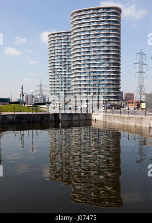 Edificio di appartamenti alto blocchi al Western Gateway del Royal Victoria Docks, Newham, Londra Foto Stock