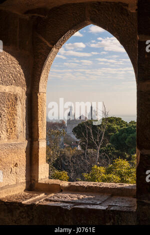 Vista dal Castelo de São Jorge attraverso Alfama, mostrando le torri gemelle della chiesa di São Vicente de Fora, Lisbona, Portogallo Foto Stock