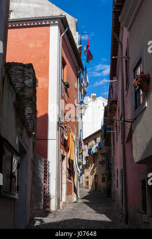 Rua do Espirito Santo, Bairro do Castelo, Lisbona, Portogallo Foto Stock