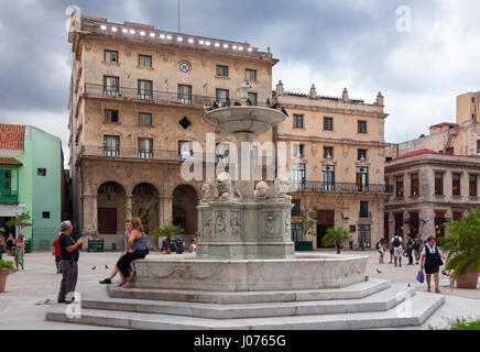 Una fontana in Plaza de San Francisco in Old Havana, Cuba. Foto Stock