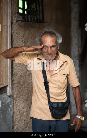Un anziano uomo cubano salutando in Old Havana, Cuba. Foto Stock