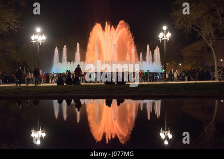 Riflessioni a La Fontana Magica di Montjuic, Barcellona Spagna Europa UE Foto Stock