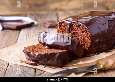 In casa torta al cioccolato sulla carta da forno, stile rustico Foto Stock