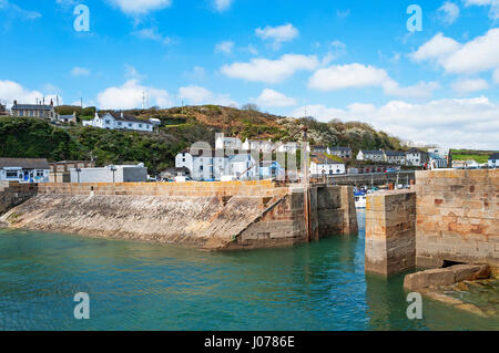 L'ingresso al porto a Porthleven in Cornovaglia, England, Regno Unito Foto Stock