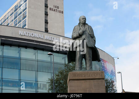 JB Priestley statua, National Science e Museo Multimediale, Bradford, West Yorkshire Foto Stock