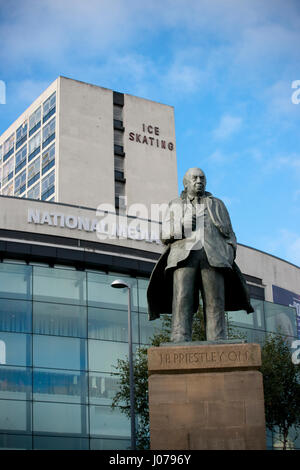 JB Priestley statua, National Science e Museo Multimediale, Bradford, West Yorkshire Foto Stock