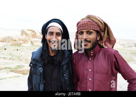 Beduina giovani uomini che indossano il tradizionale eyeliner Kohel chiamato. Foto Stock