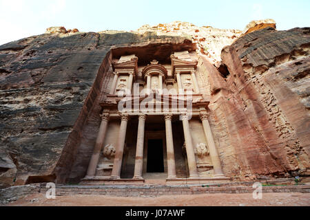 Il Tesoro (El Khazneh) nell'antica Nabatean città di Petra in Giordania. Foto Stock