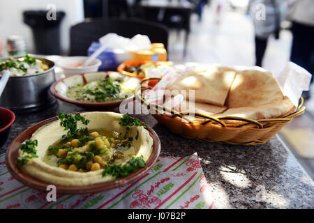 Giordano tradizionale prima colazione- Hummus, Falafel e pane pita servita in un ristorante molto popolare in Aqaba Giordania. Foto Stock