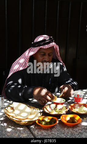 Giordano tradizionale prima colazione- Hummus, Falafel e pane pita servita in un ristorante molto popolare in Aqaba Giordania. Foto Stock