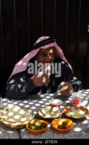 Giordano tradizionale prima colazione- Hummus, Falafel e pane pita servita in un ristorante molto popolare in Aqaba Giordania. Foto Stock