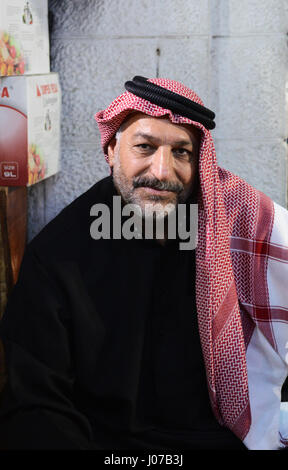 Ritratto di un uomo Giordano indossando un tradizionale Keffiyeh. Foto Stock