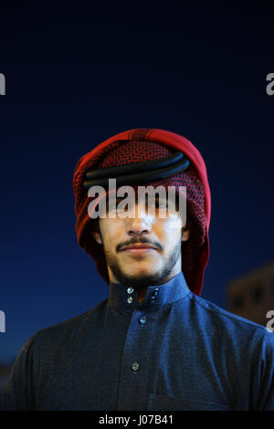 Ritratto di un giovane beduino Giordano uomo che indossa un tradizionale Keffiyeh. Foto Stock