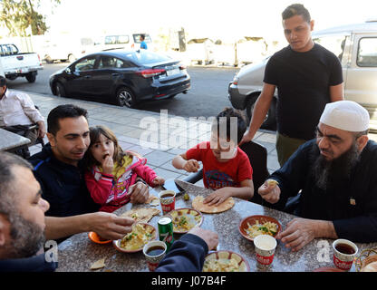 Giordano tradizionale prima colazione- Hummus, Falafel e pane pita servita in un ristorante molto popolare in Aqaba Giordania. Foto Stock