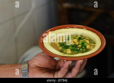 Giordano tradizionale prima colazione- Hummus, Falafel e pane pita servita in un ristorante molto popolare in Aqaba Giordania. Foto Stock