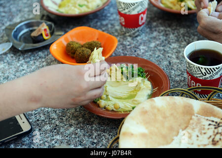 Giordano tradizionale prima colazione- Hummus, Falafel e pane pita servita in un ristorante molto popolare in Aqaba Giordania. Foto Stock