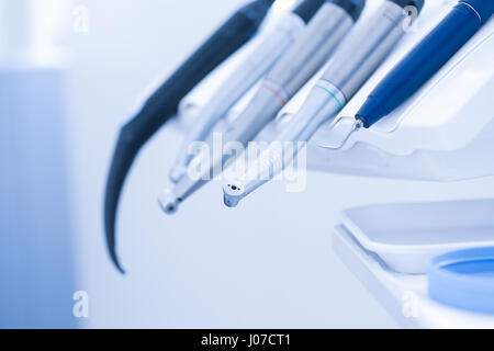 Studio Dentistico - strumenti specialistici, trapani, manipoli e laser Foto Stock